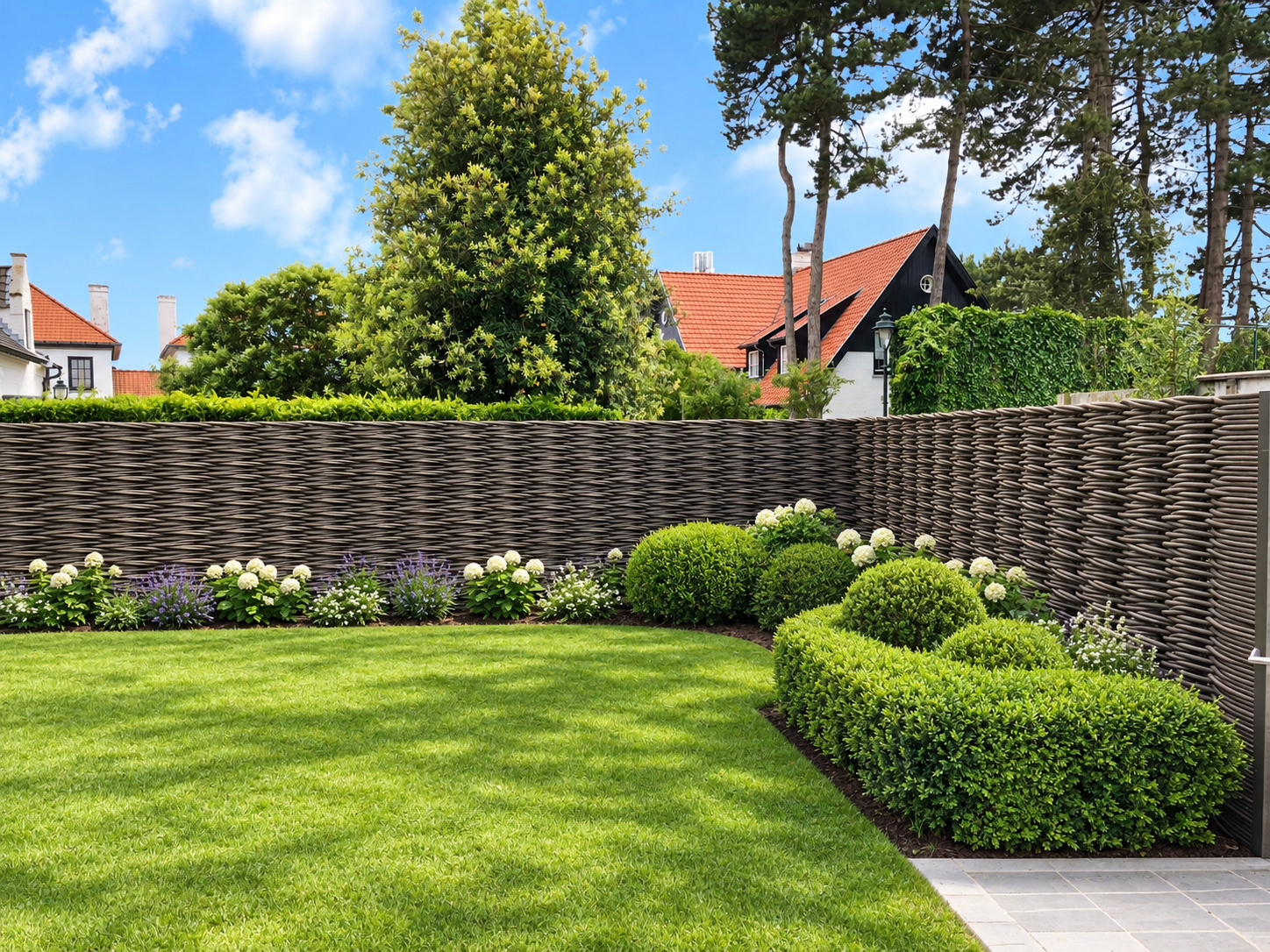Continuous fencing woven on site