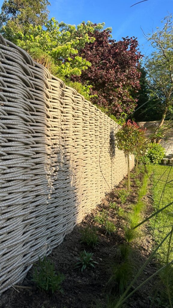 Ter plaatste gevlochten kunststof tuinschutting met doorlopende weving