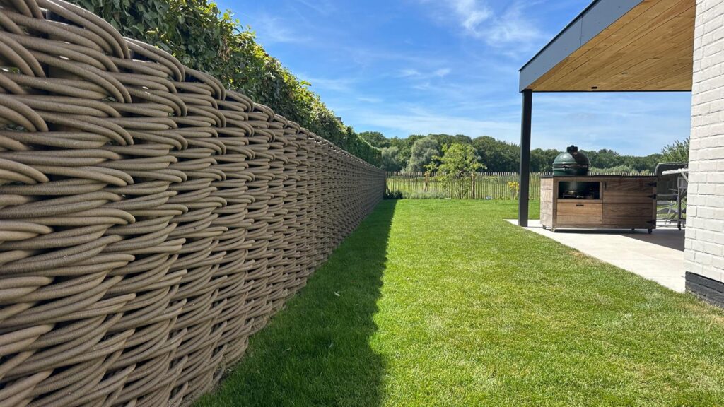 Continuous woven garden fence
