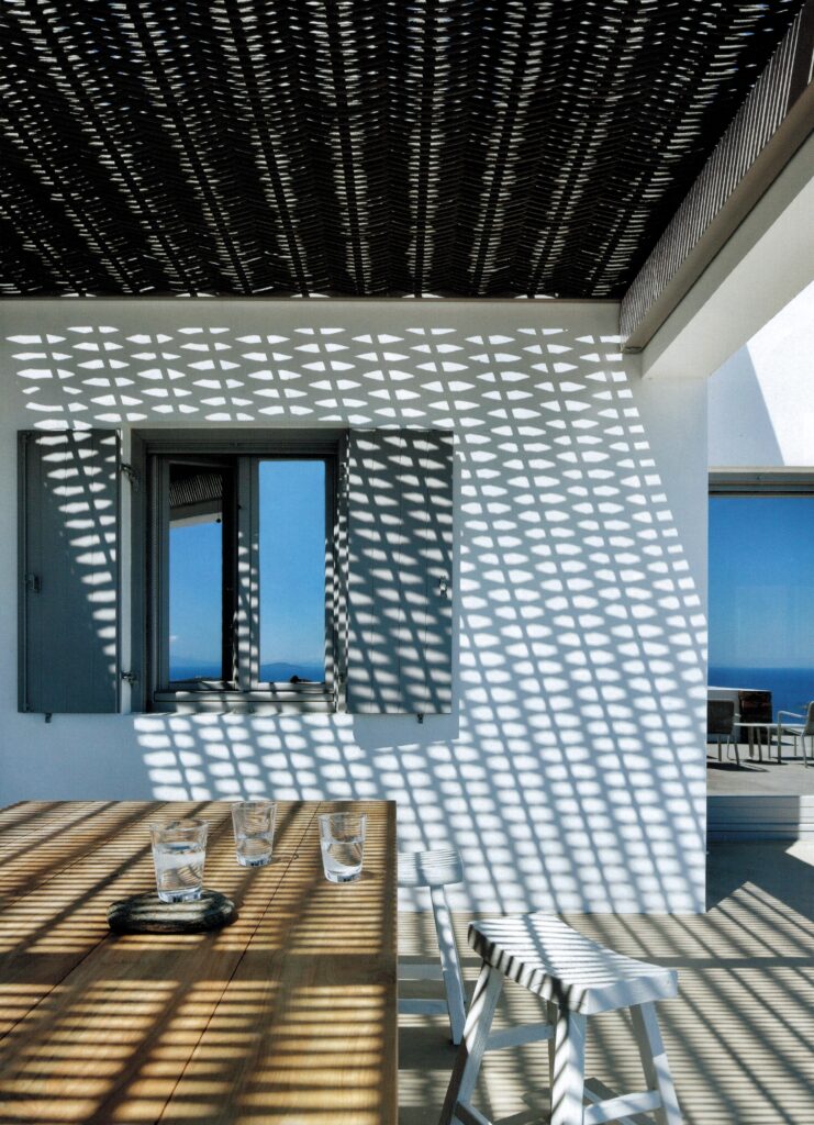 Jeu de lumière et d’ombre sous une pergola tressée