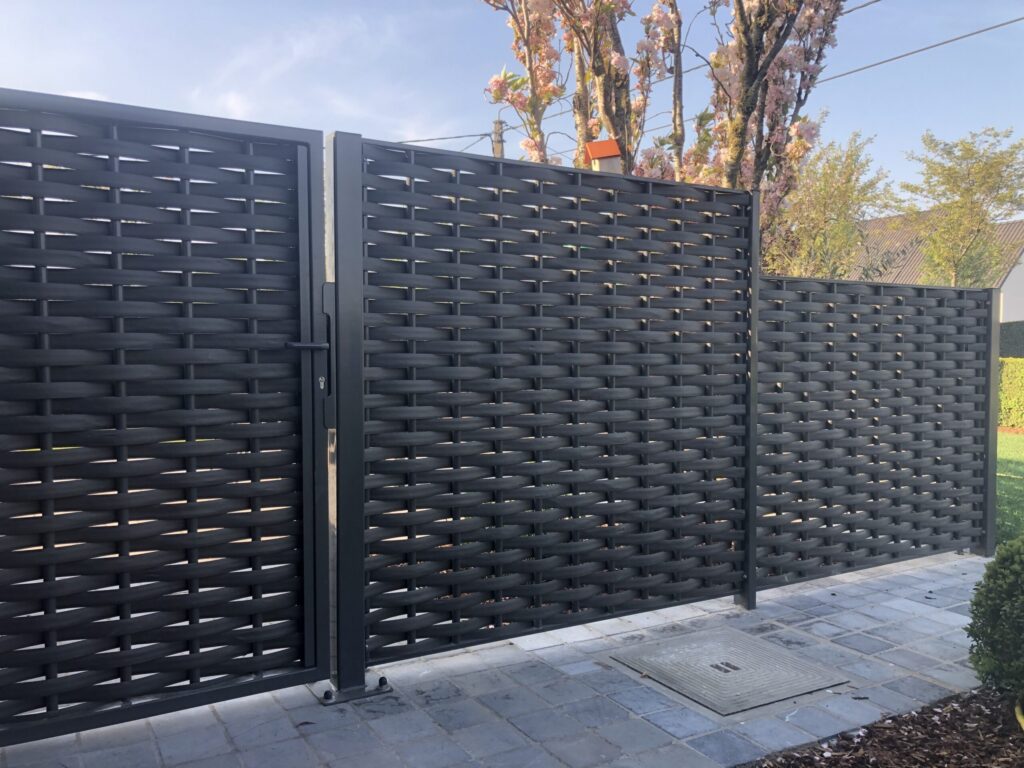 Panelen met platte weving en een tuinpoort