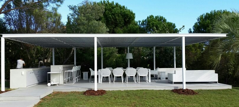 Pergola blanche à tressage simple dans un jardin