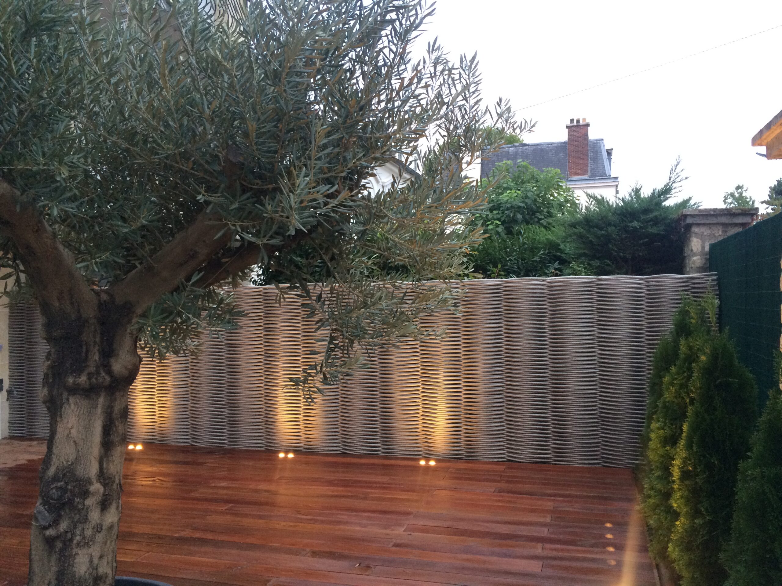 Fence made on site with a classic weave
