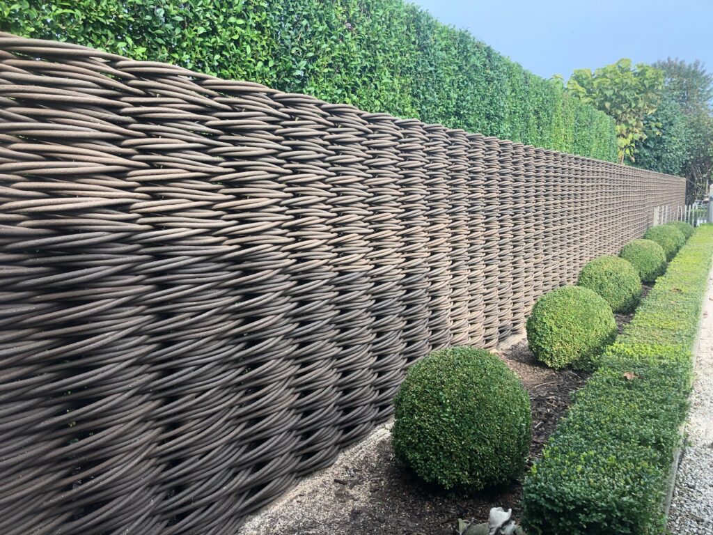 Continuous fencing woven on site