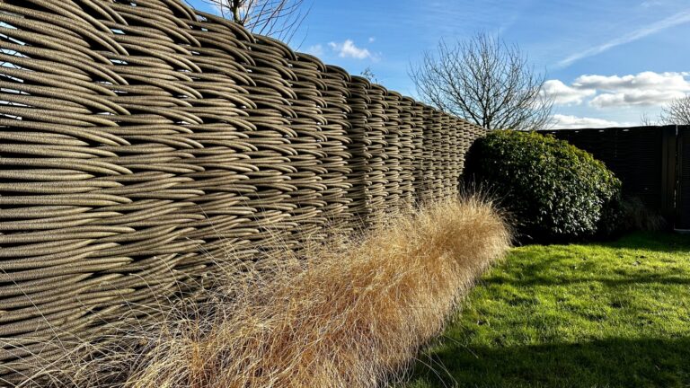 Continuous woven fencing with a natural appearance