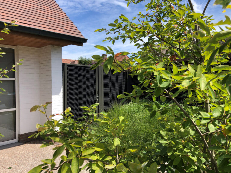 Double-weave garden gate with a natural appearance