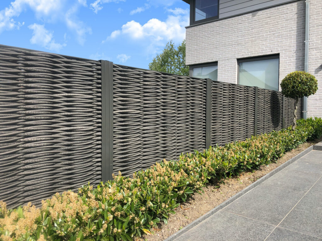 Woodscape schermen met cambo dark en RAL 7022 tussenpalen