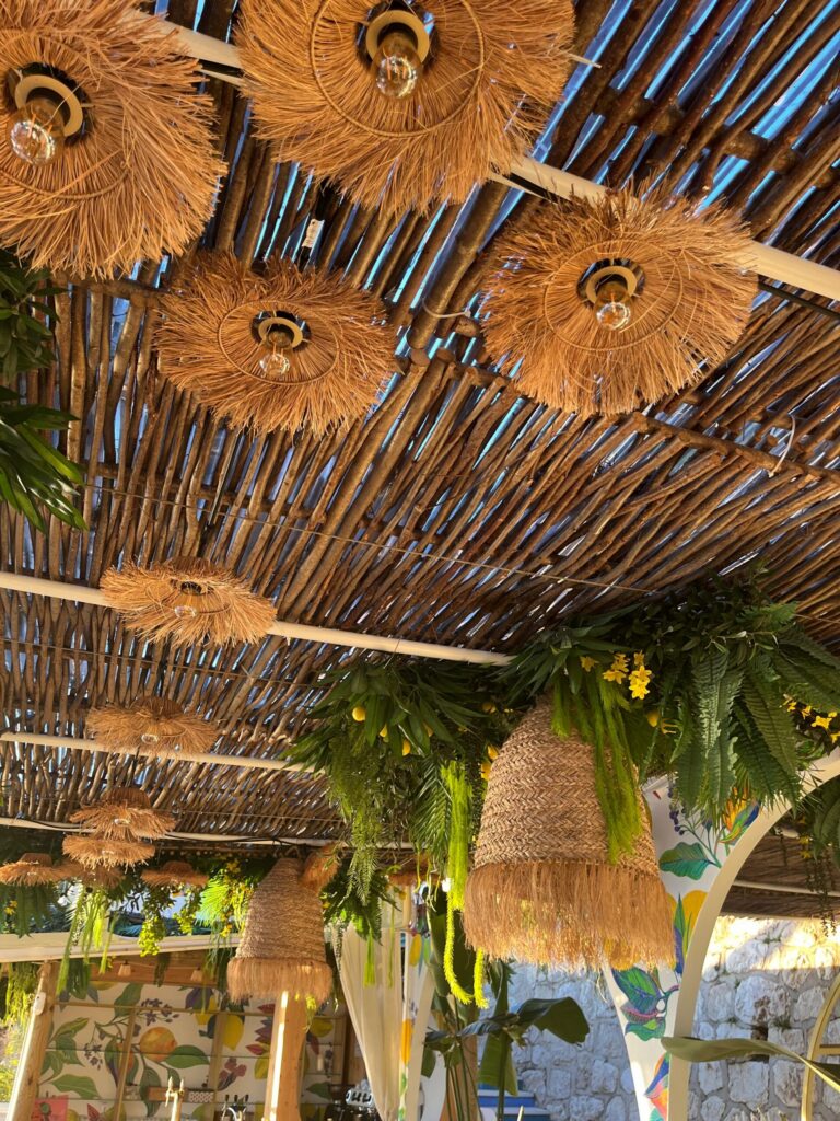 Paneles de avellano utilizados como protección solar de pérgola