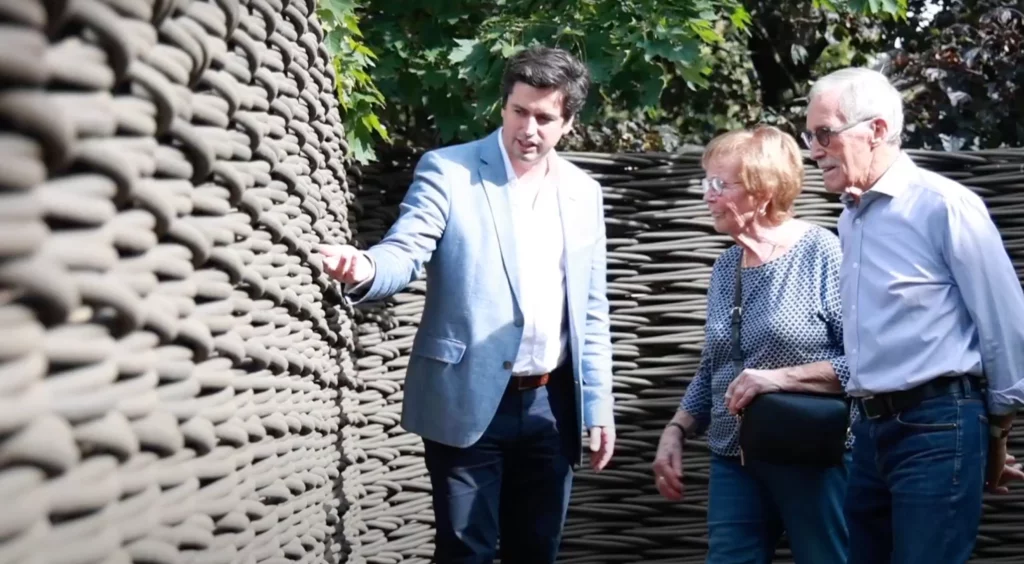 Bezoekers in de showtuin in Wevelgem krijgen een rondleiding naar de verschillende kleuren en afwerkingen