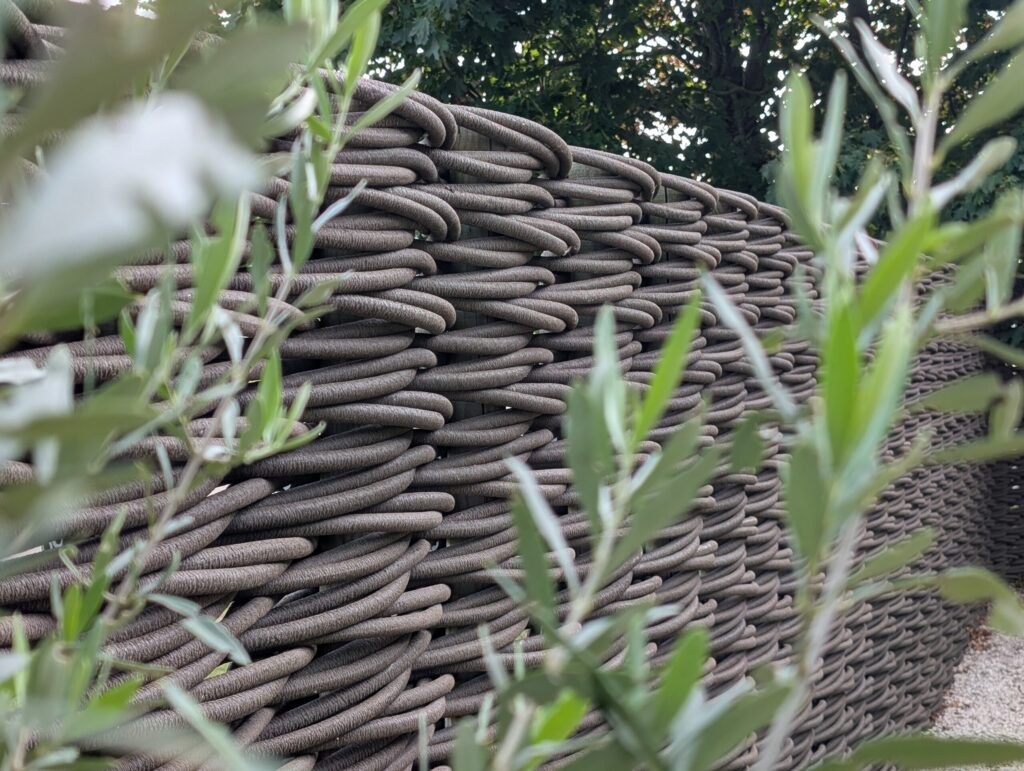 Forest Avenue showroom with maintenance-free fencing in Wevelgem