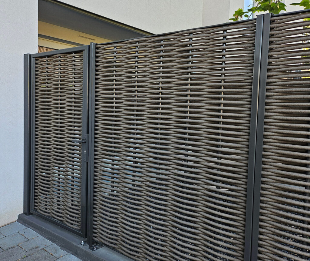 Single-weave fencing on base plates