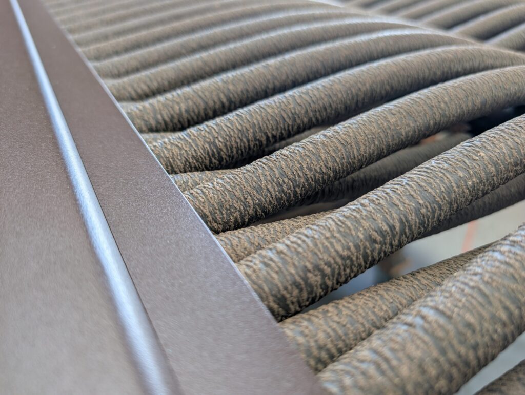 Single weaving with a warm wood look