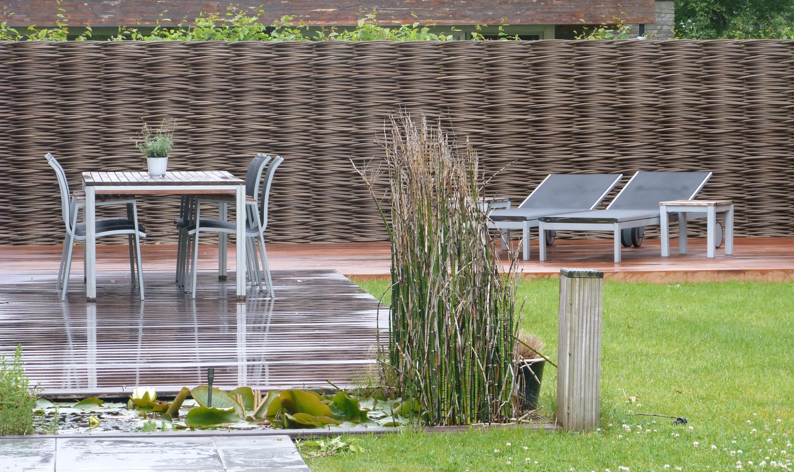 Van productie tot plaatsing. Een gevlochten afsluiting in jouw tuin